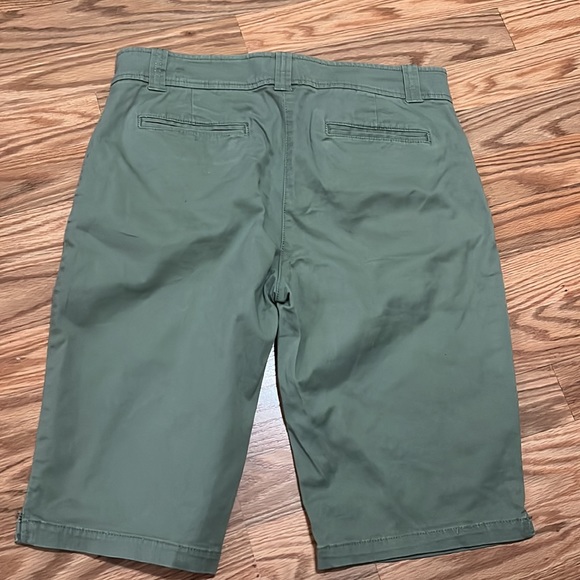 New York and company sage green shorts size 6 - Picture 2 of 7